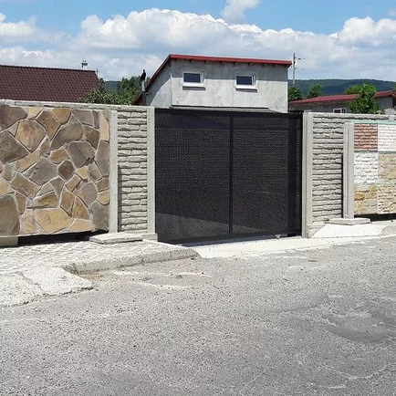 Betónové oplotenie pozemku vzor tehla Betónové oplotenie pozemku vzor tehla