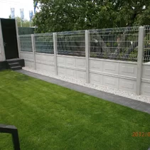 Betónový plot v kombinácii s pletivom Betónový plot v kombinácii s pletivom